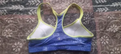 Top deportivo azul con tirantes verdes - miniatura 2