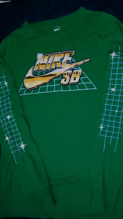 Polera verde Nike SB con diseño gráfico - miniatura 1