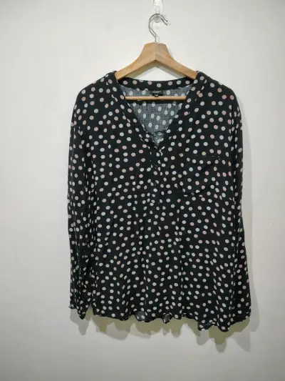 Blusa de lunares negra talla 48 - miniatura 1