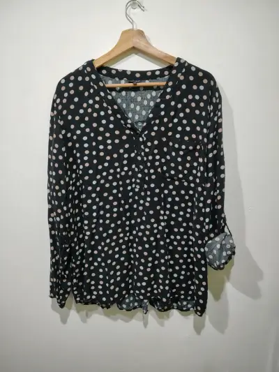 Blusa de lunares negra talla 48 - miniatura 2