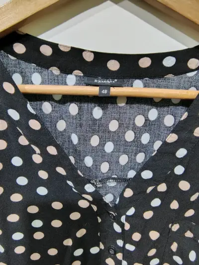 Blusa de lunares negra talla 48 - miniatura 3