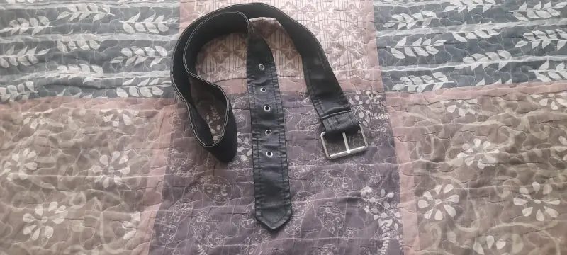 Cinturón de cuero negro con hebilla metálica