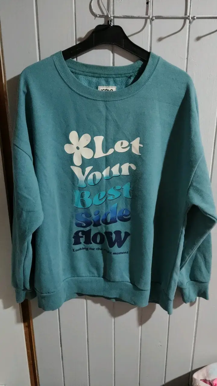 Polerón verde con diseño gráfico