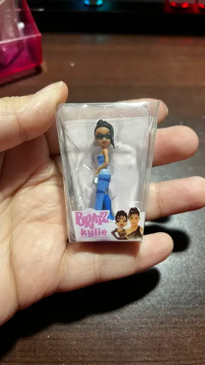 Muñeca Bratz Kylie Jenner Edición Especial - miniatura 4