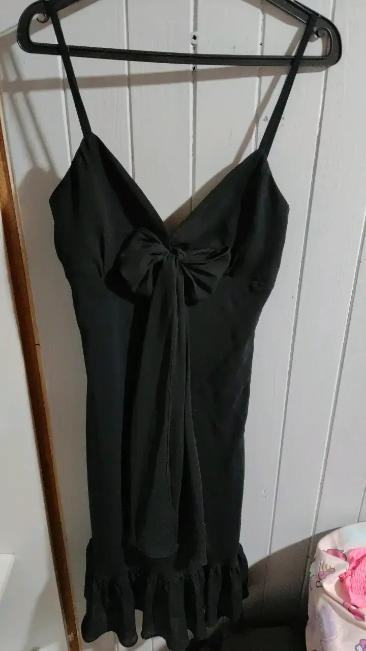 Vestido negro con lazo elegante