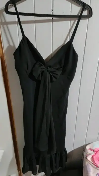 Vestido negro con lazo elegante - miniatura 1