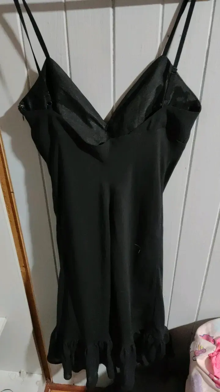 Vestido negro con lazo elegante - 2