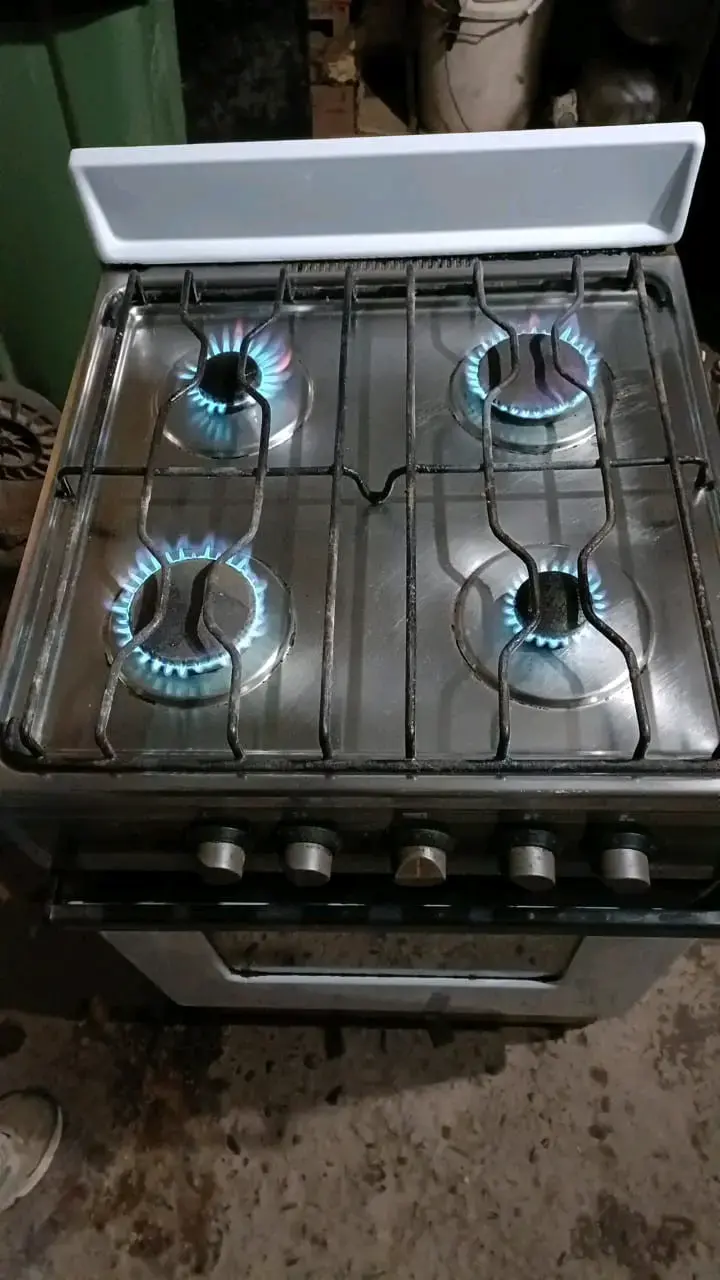 Cocina a gas de 4 quemadores en buen estado - 1