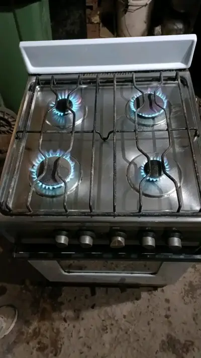 Cocina a gas de 4 quemadores en buen estado - miniatura 1