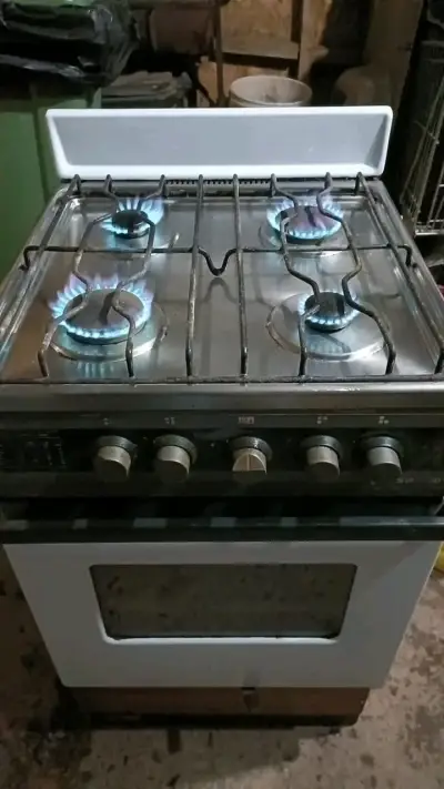 Cocina a gas de 4 quemadores en buen estado - miniatura 2