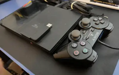 PLAYSTATION 2 + MEMORY CARD 16 MB + PENDRIVE 64GB - miniatura 3