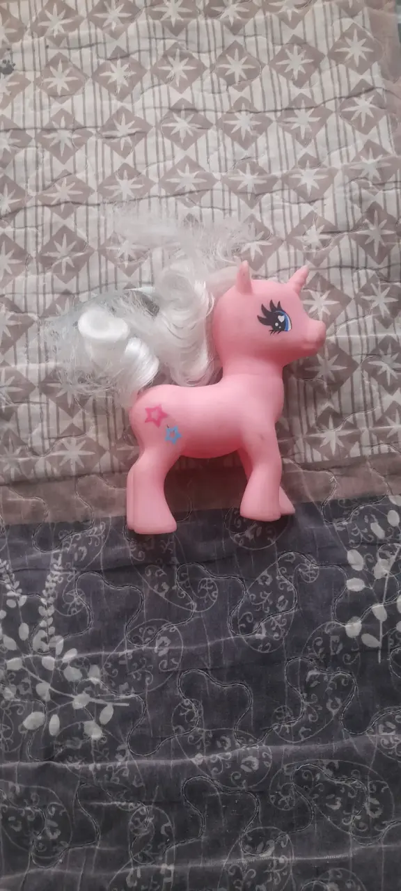 Figura de juguete pony rosa con crin blanca - 1