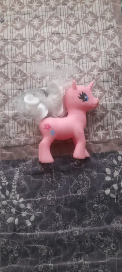 Figura de juguete pony rosa con crin blanca - miniatura 1