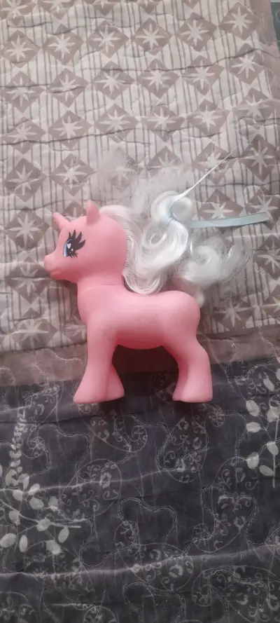 Figura de juguete pony rosa con crin blanca - miniatura 2