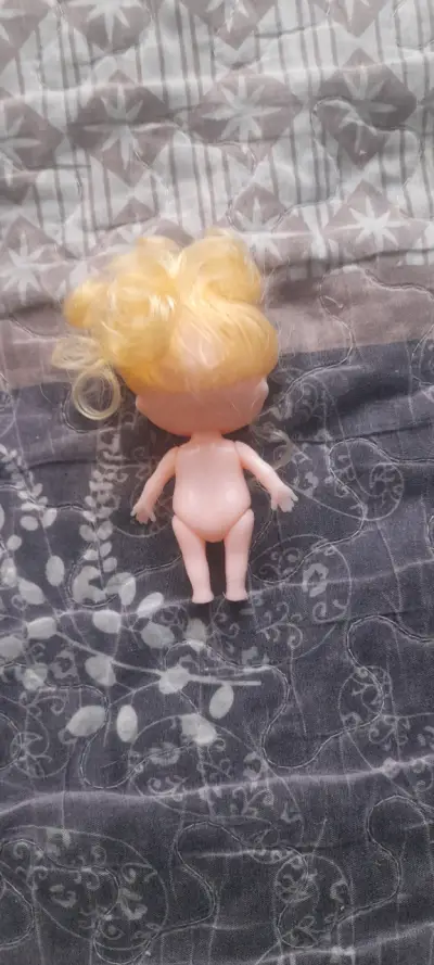 Muñeca pequeña con cabello rubio y ojos grandes - miniatura 2