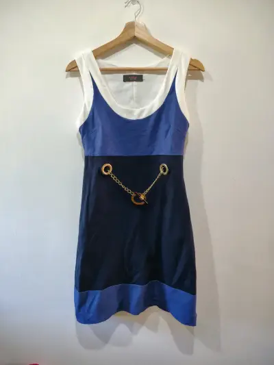 Vestido sin mangas azul con detalles dorados - miniatura 1