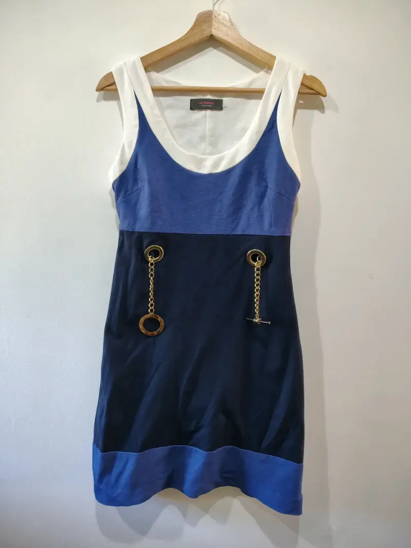 Vestido sin mangas azul con detalles dorados - 2