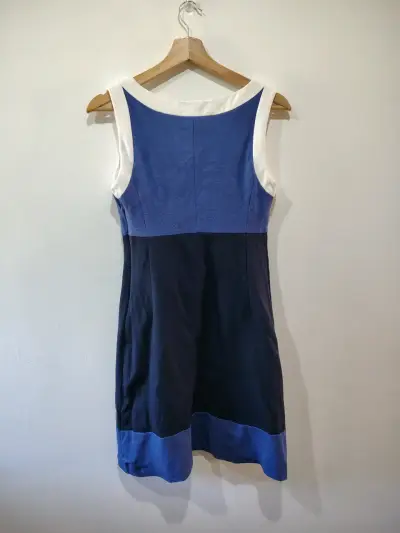 Vestido sin mangas azul con detalles dorados - miniatura 3