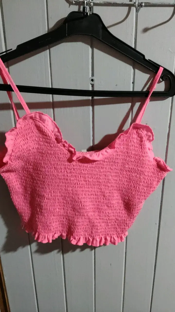 Top corto rosa con tirantes