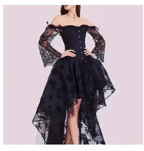 Vestido gótico negro con encaje y hombros