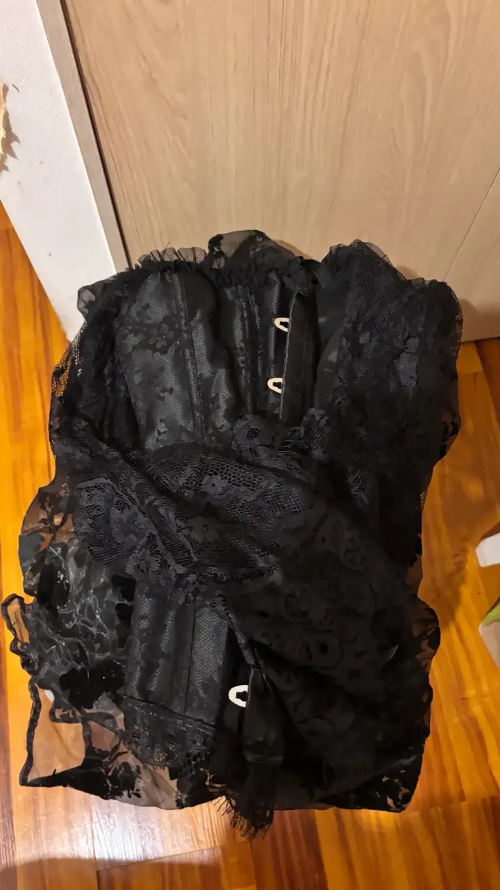 Vestido gótico negro con encaje y hombros - 2