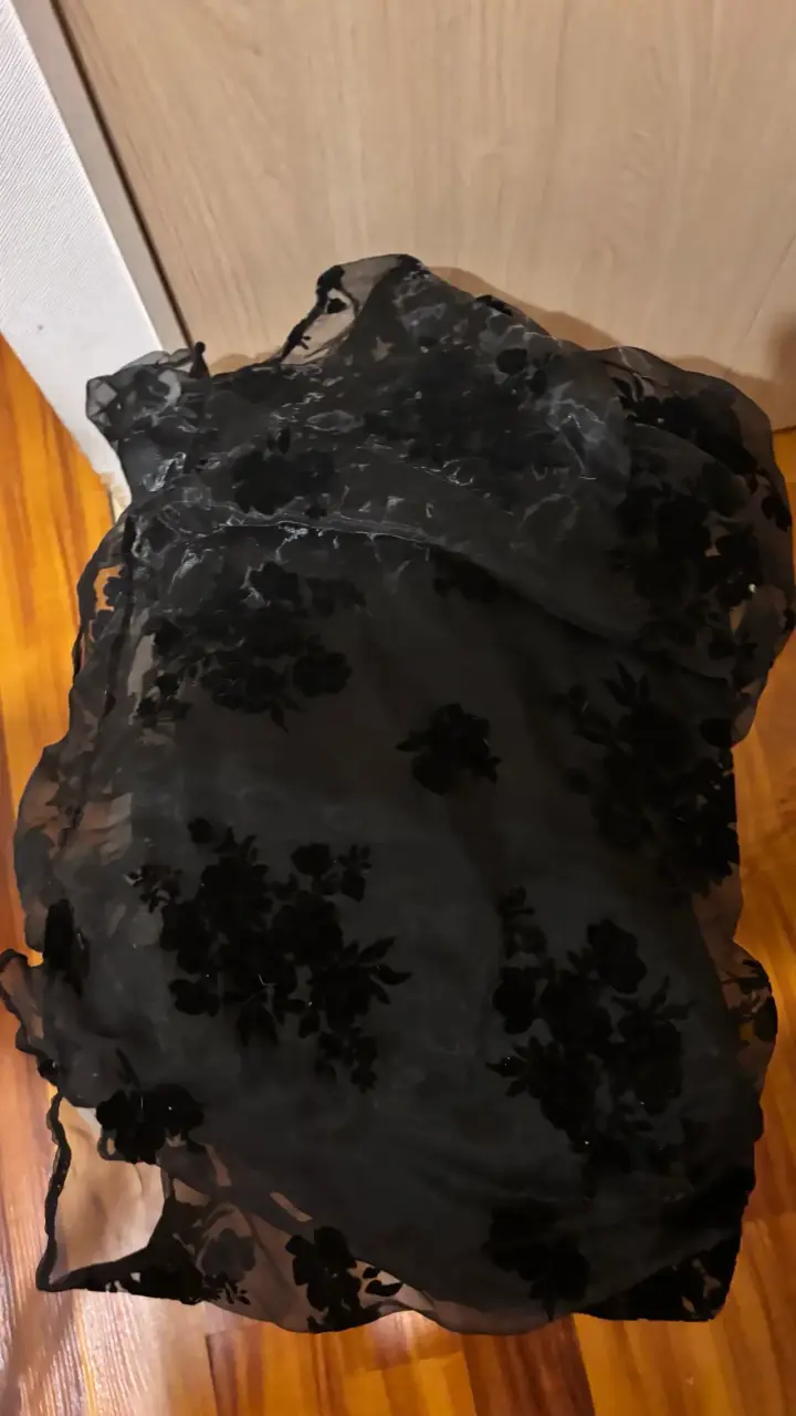 Vestido gótico negro con encaje y hombros - 3