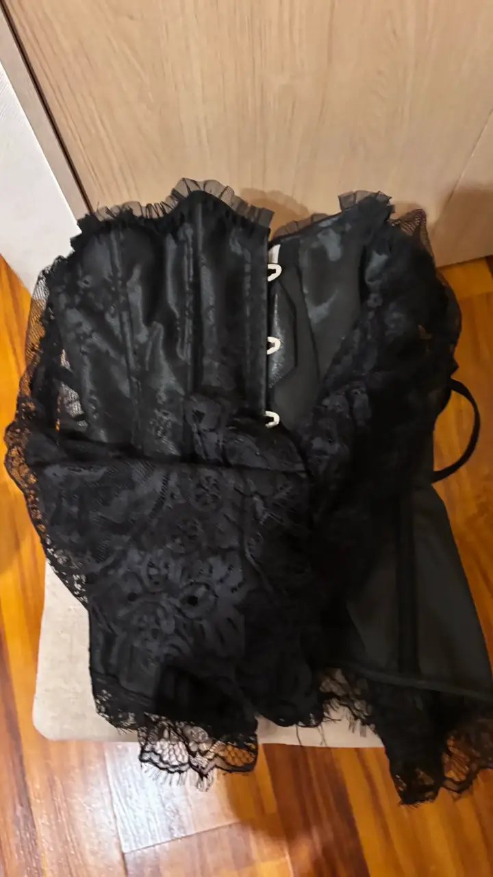 Vestido gótico negro con encaje y hombros - 4