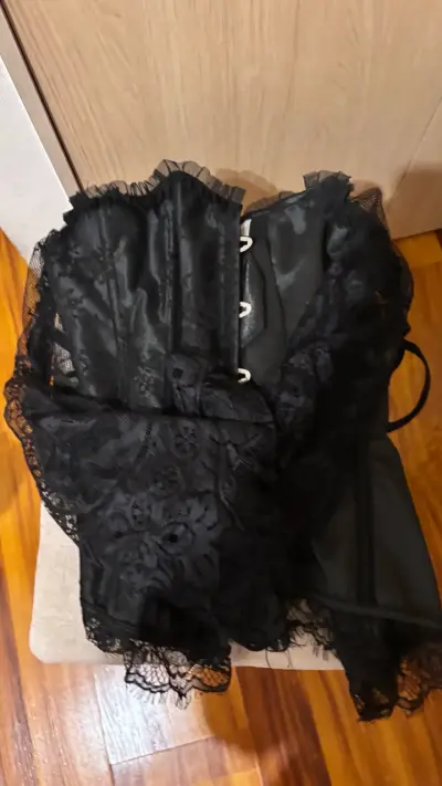 Vestido gótico negro con encaje y hombros - miniatura 4