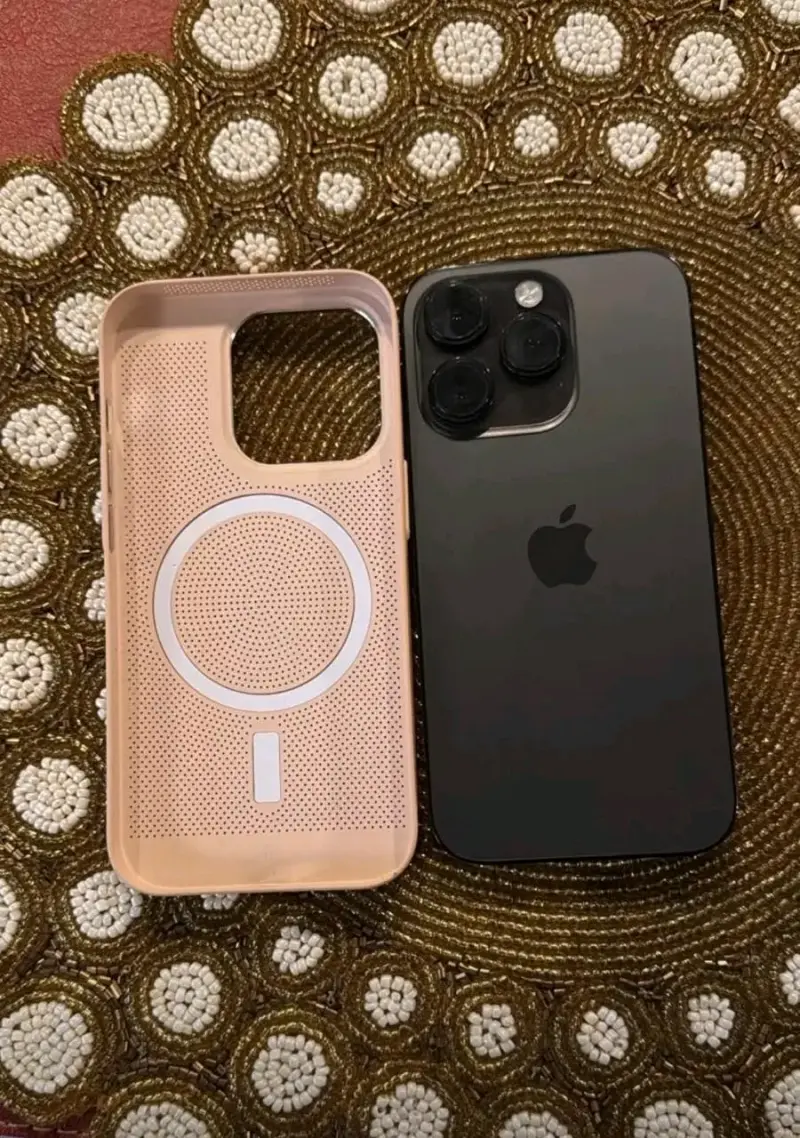 Iphone 14 pro negro con cable y carcasa incluido - 1