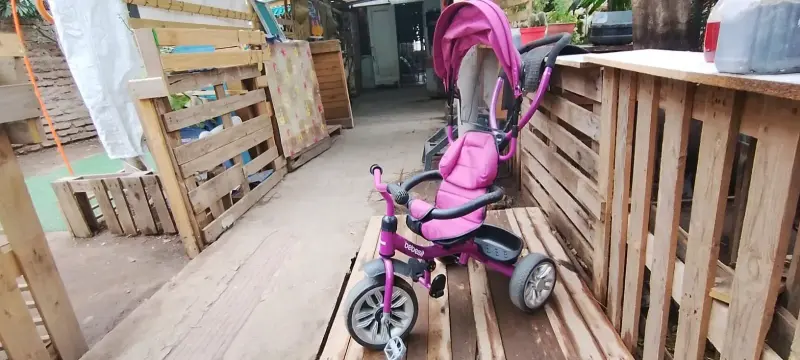 Triciclo para niños Bebesit rosa con manillar