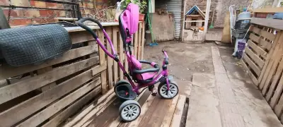 Triciclo para niños Bebesit rosa con manillar - miniatura 2