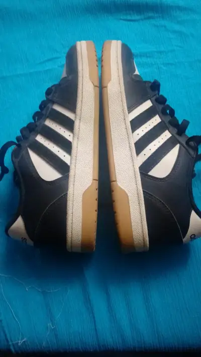 Zapatillas deportivas negras y blancas Adidas - miniatura 1