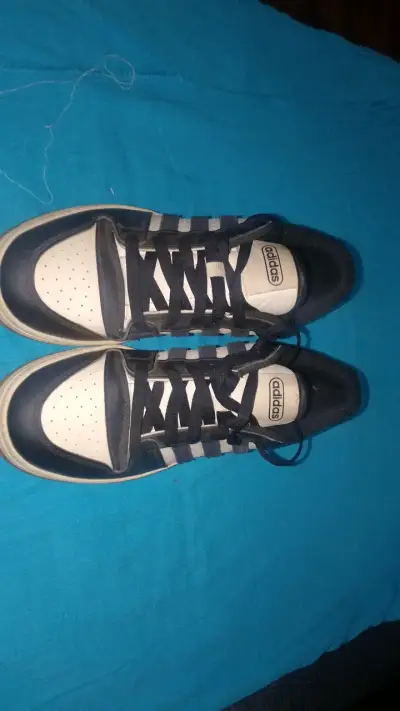 Zapatillas deportivas negras y blancas Adidas - miniatura 2