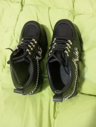 Botines negros con cadenas estilo punk - miniatura 1