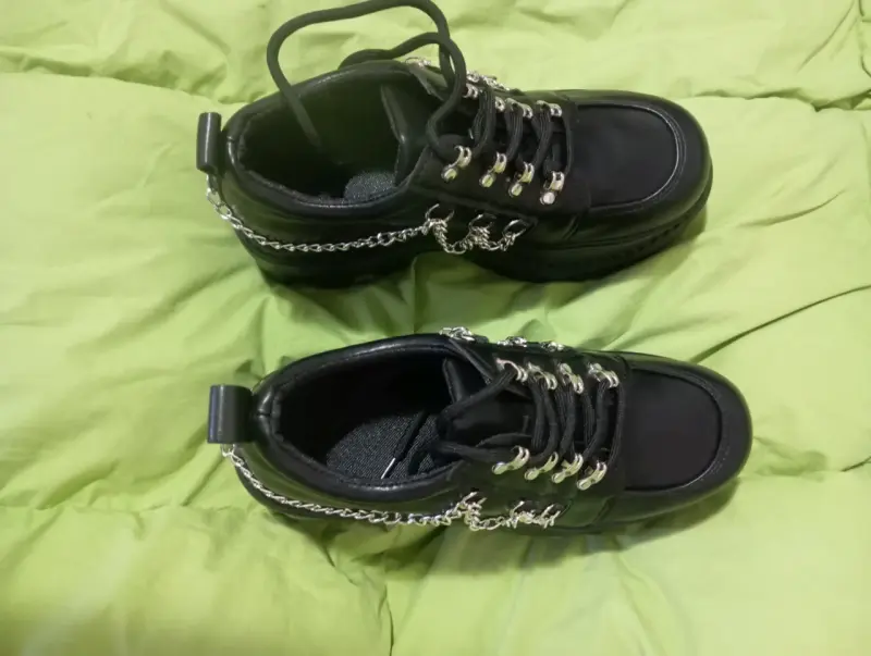 Botines negros con cadenas estilo punk - 2