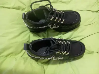 Botines negros con cadenas estilo punk - miniatura 2