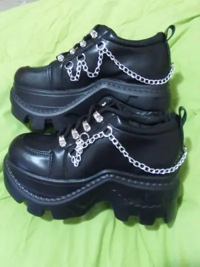 Botines negros con cadenas estilo punk - miniatura 4