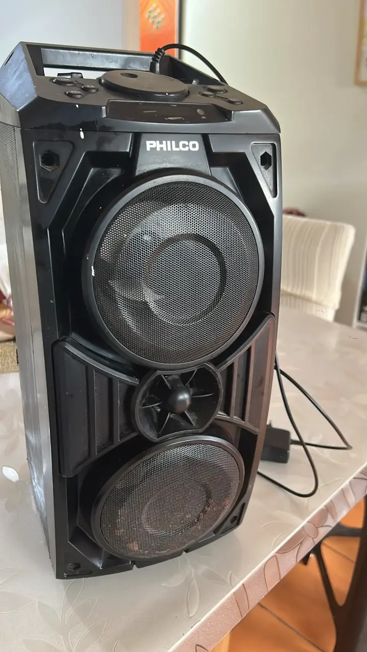 Parlante Bluetooth Philco con diseño robusto