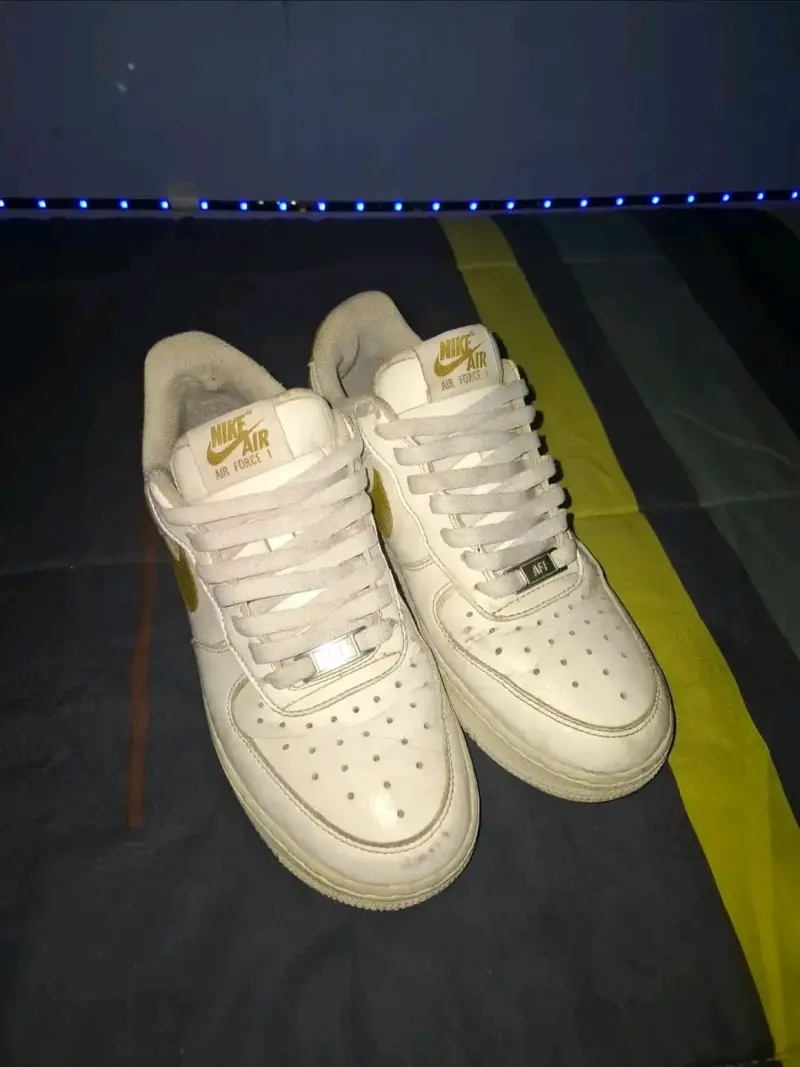 Zapatillas Nike Air Force 1 Blancas y Doradas - 1
