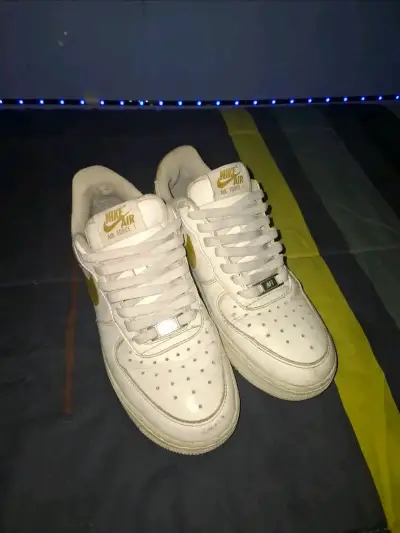 Zapatillas Nike Air Force 1 Blancas y Doradas - miniatura 1
