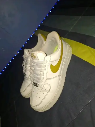 Zapatillas Nike Air Force 1 Blancas y Doradas - miniatura 3
