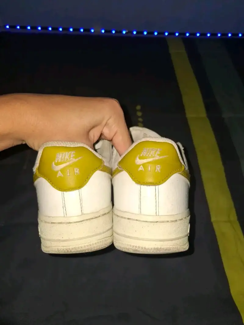 Zapatillas Nike Air Force 1 Blancas y Doradas - 4