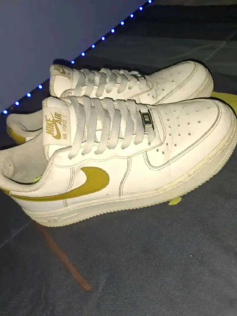 Zapatillas Nike Air Force 1 Blancas y Doradas - 5