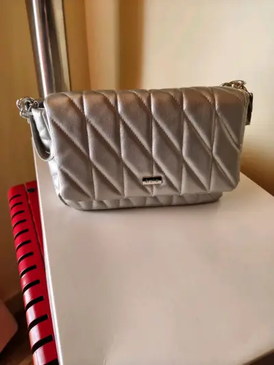 Cartera plateada con cadena metálica - miniatura 2