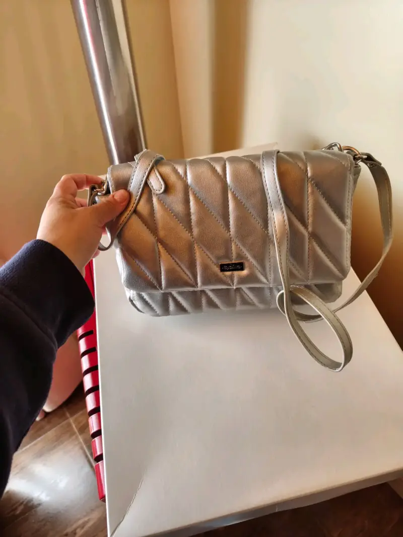 Cartera plateada con cadena metálica - 3
