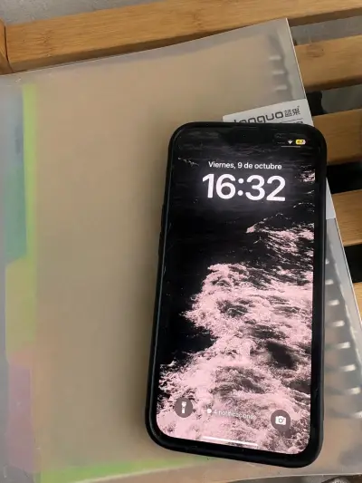 iPhone 13 blanco en buen estado - miniatura 1