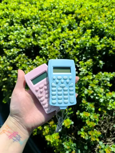 Calculadoras portátiles de colores pastel - miniatura 1