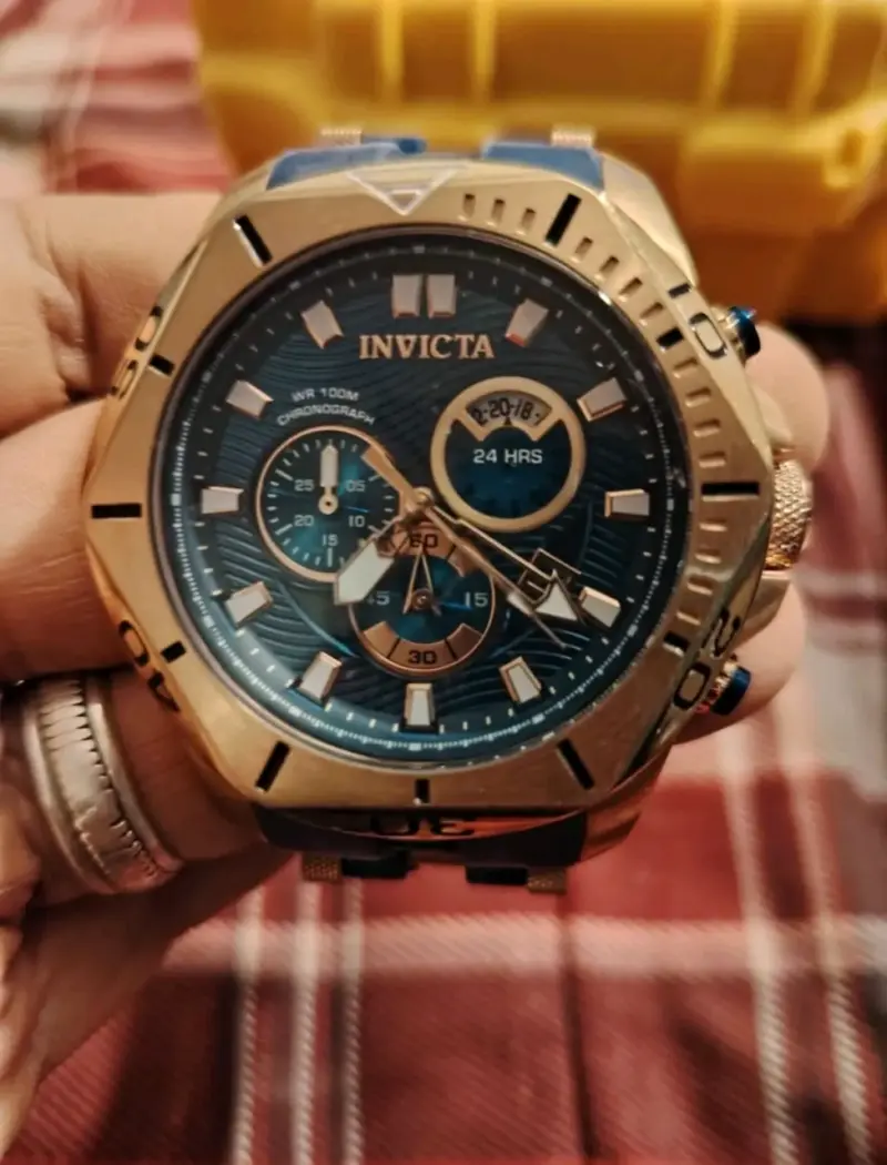 Reloj Invicta dorado con cronógrafo - 1