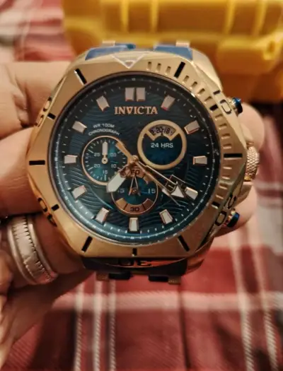 Reloj Invicta dorado con cronógrafo - miniatura 1