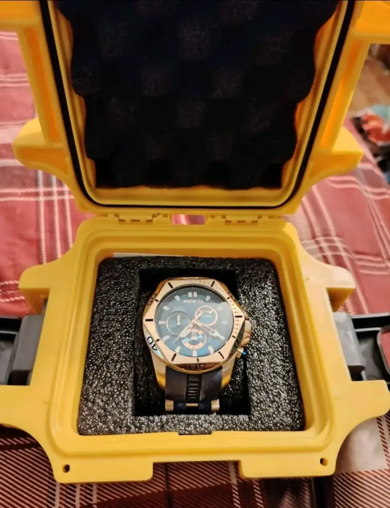 Reloj Invicta dorado con cronógrafo - 2